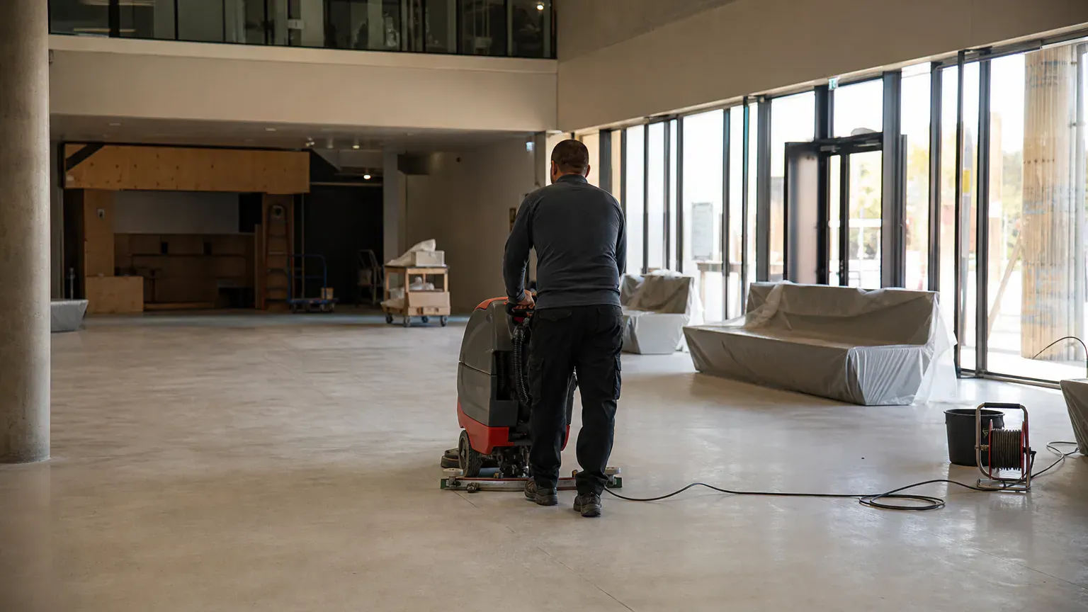 Autolaveuse sur le sol du hall neuf d'un établissement recevant du public après chantier