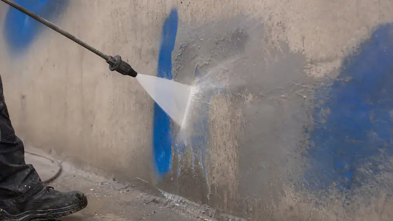 Photo d'illustration du guide « Nettoyage graffiti haute pression : avantages et limites »