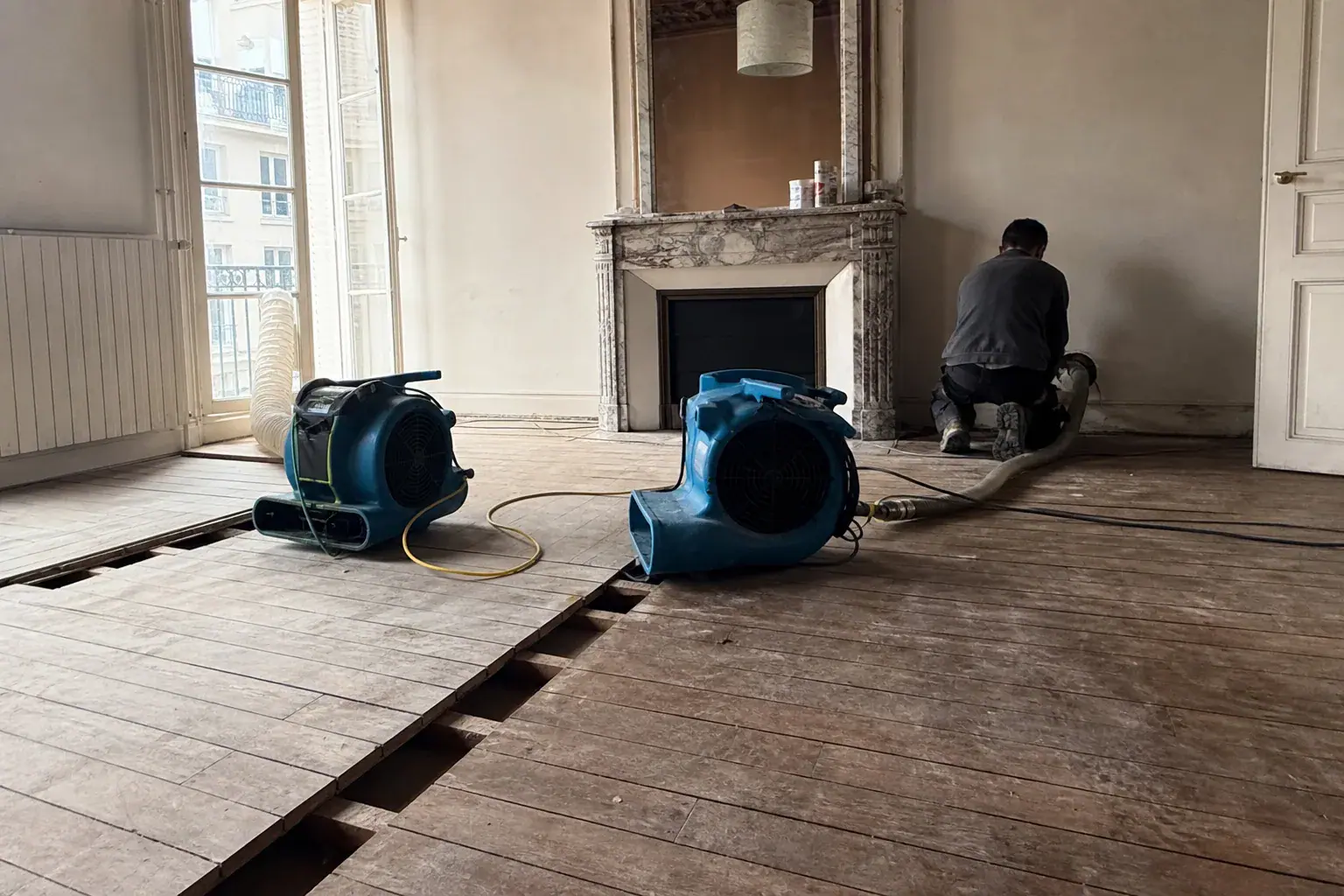 Turbines d'assèchement soufflant sous un parquet ancien dans un appartement des Yvelines