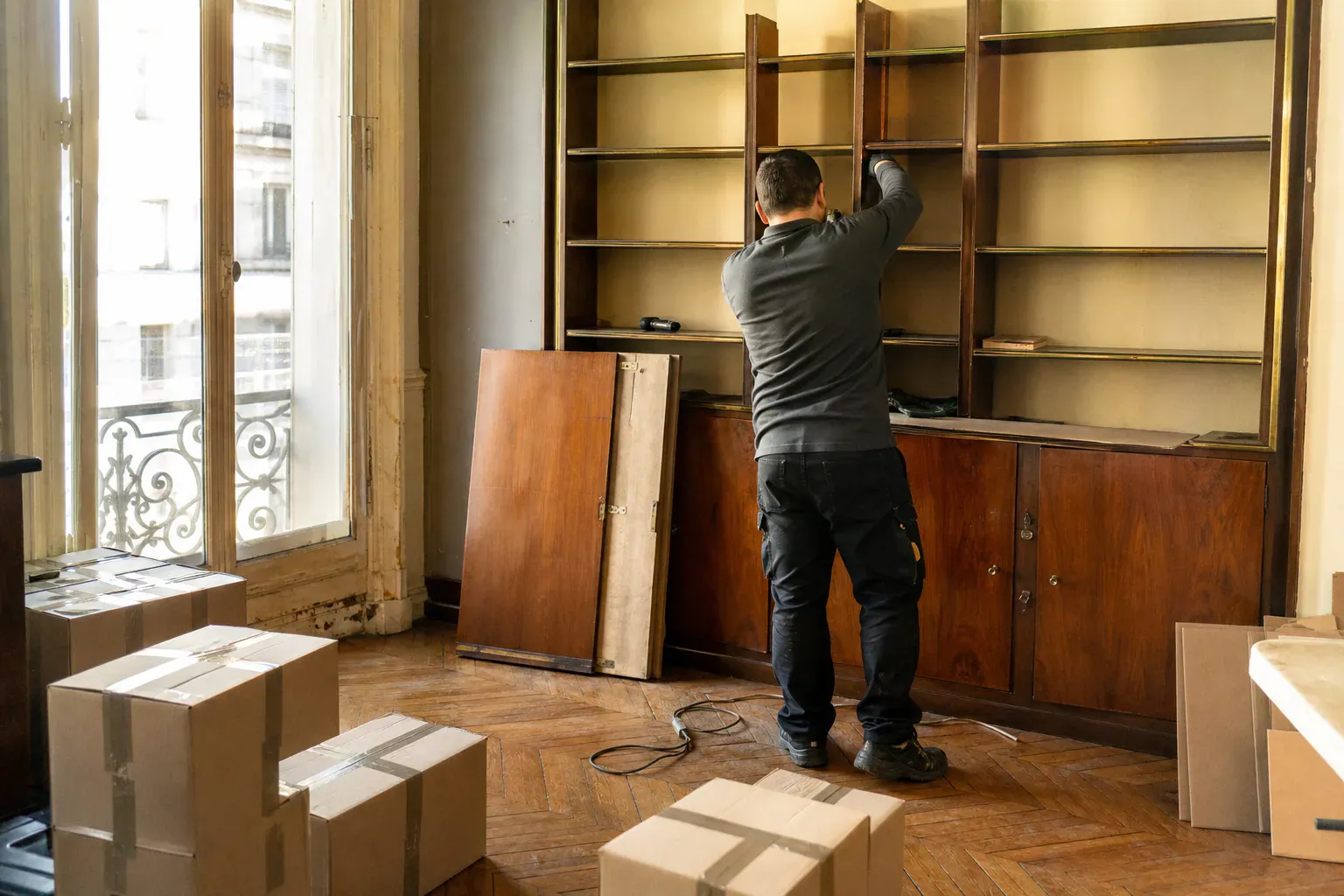 Démontage d'une bibliothèque dans un appartement des Hauts-de-Seine lors d'un débarras