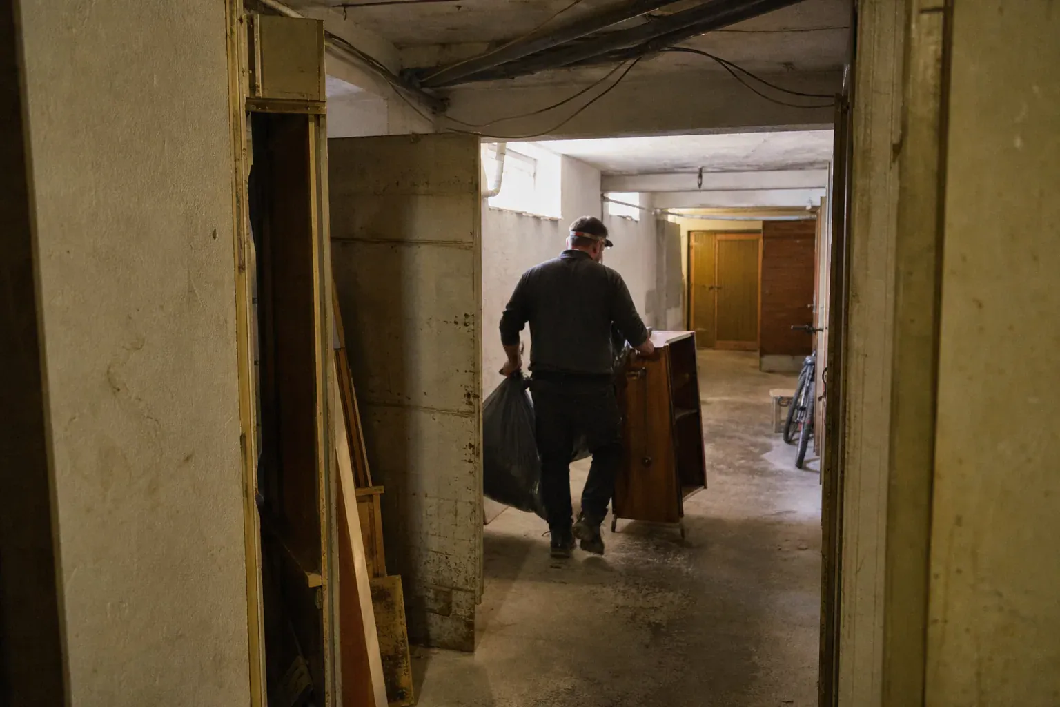 Débarras d'une cave d'immeuble collectif en Seine-Saint-Denis