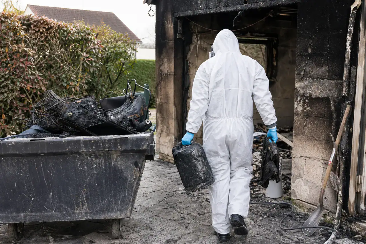 Évacuation d'objets calcinés d'un garage de pavillon en Essonne après un incendie