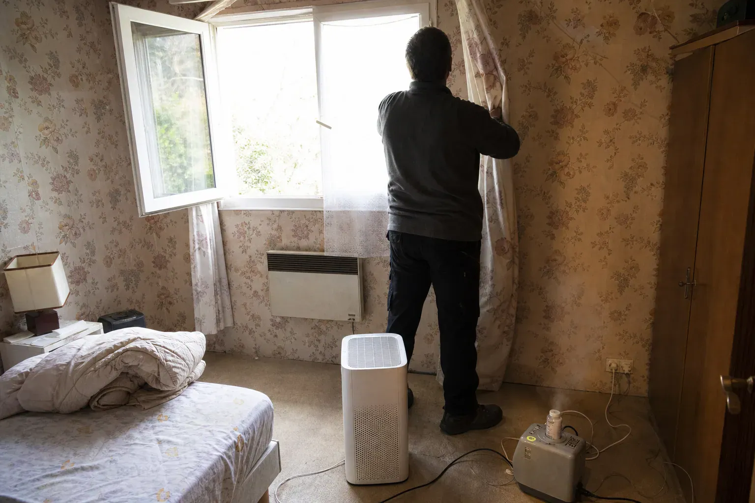 Purificateur d'air et nébuliseur dans la chambre d'un pavillon en Essonne lors d'un nettoyage après décès