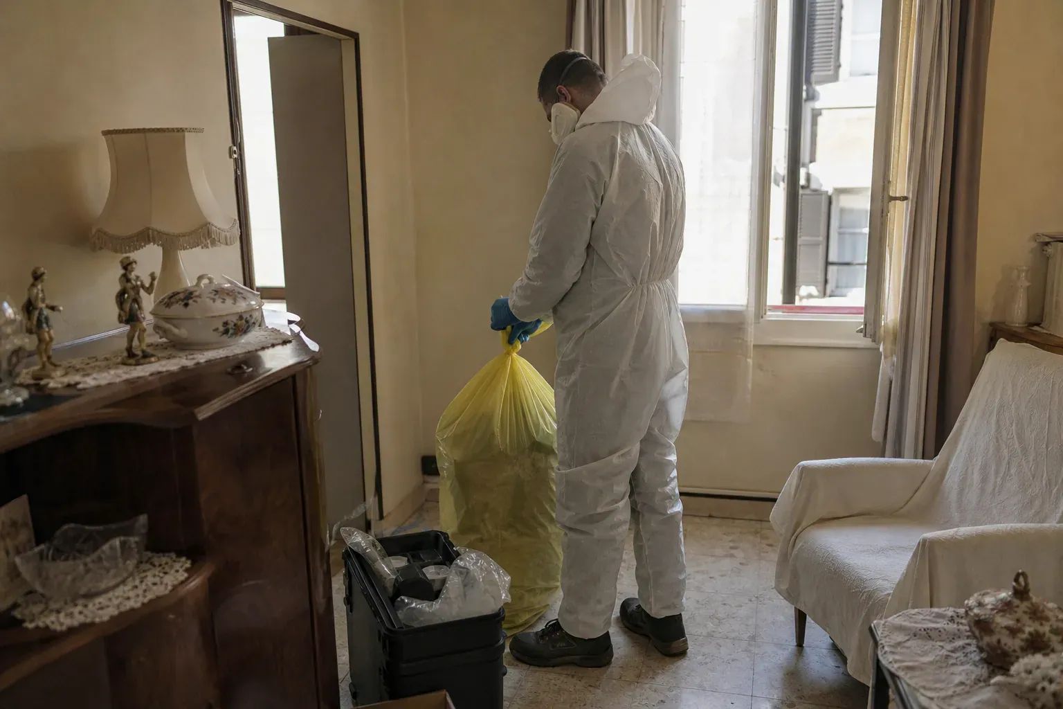 Fermeture d'un sac de déchets à risque infectieux dans une maison de Seine-et-Marne après un décès