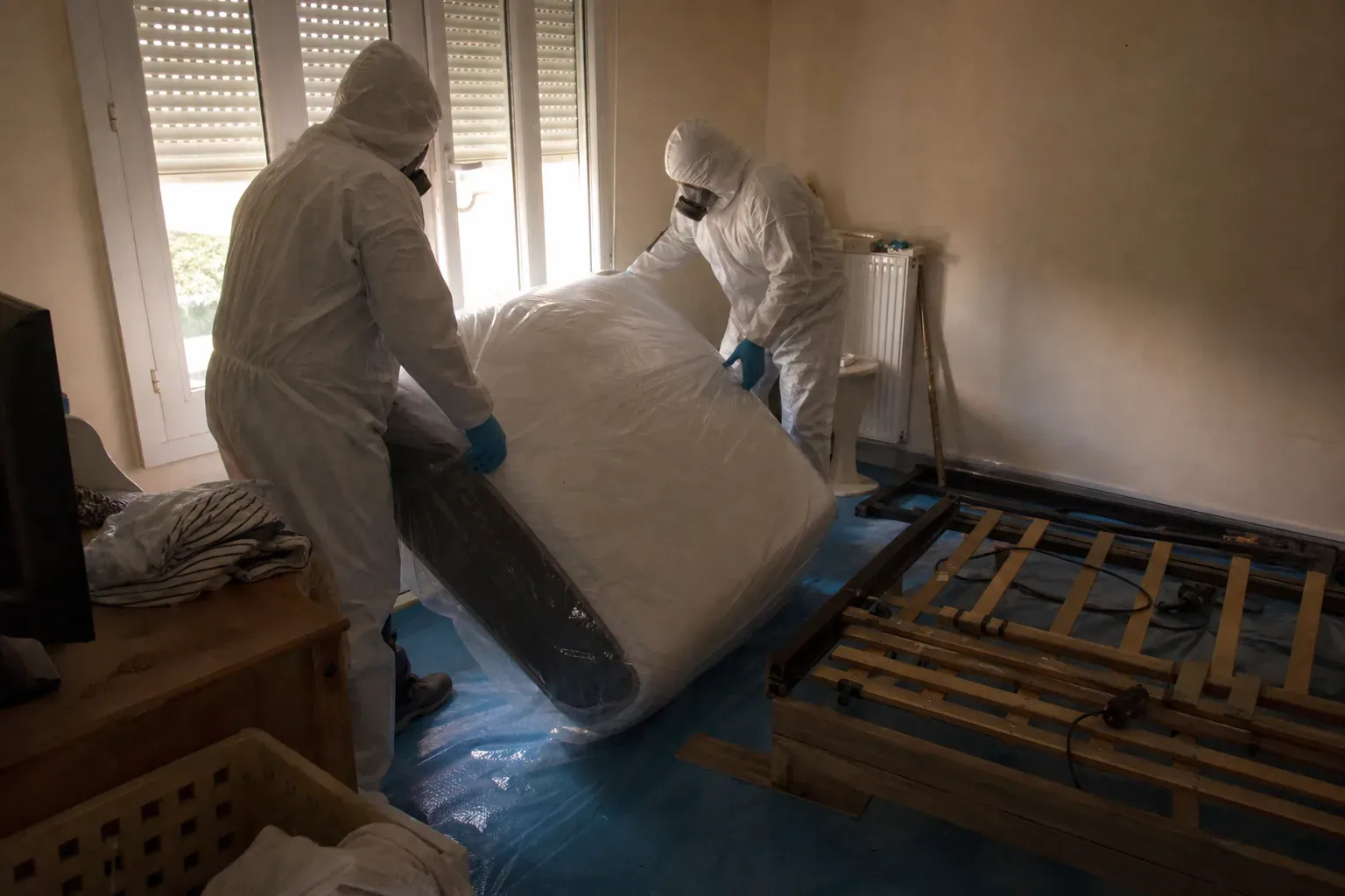 Démontage et emballage d'un lit dans un pavillon en Essonne lors d'un nettoyage de scène de crime