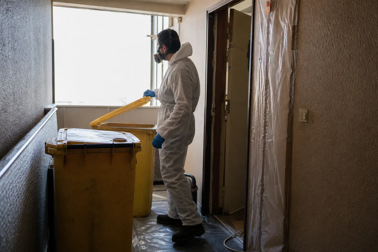 Sortie de conteneurs à déchets infectieux d'un appartement en Seine-Saint-Denis après scène de crime