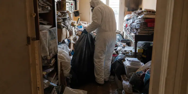 Désencombrement d'un appartement envahi d'objets, service de nettoyage syndrome de Diogène