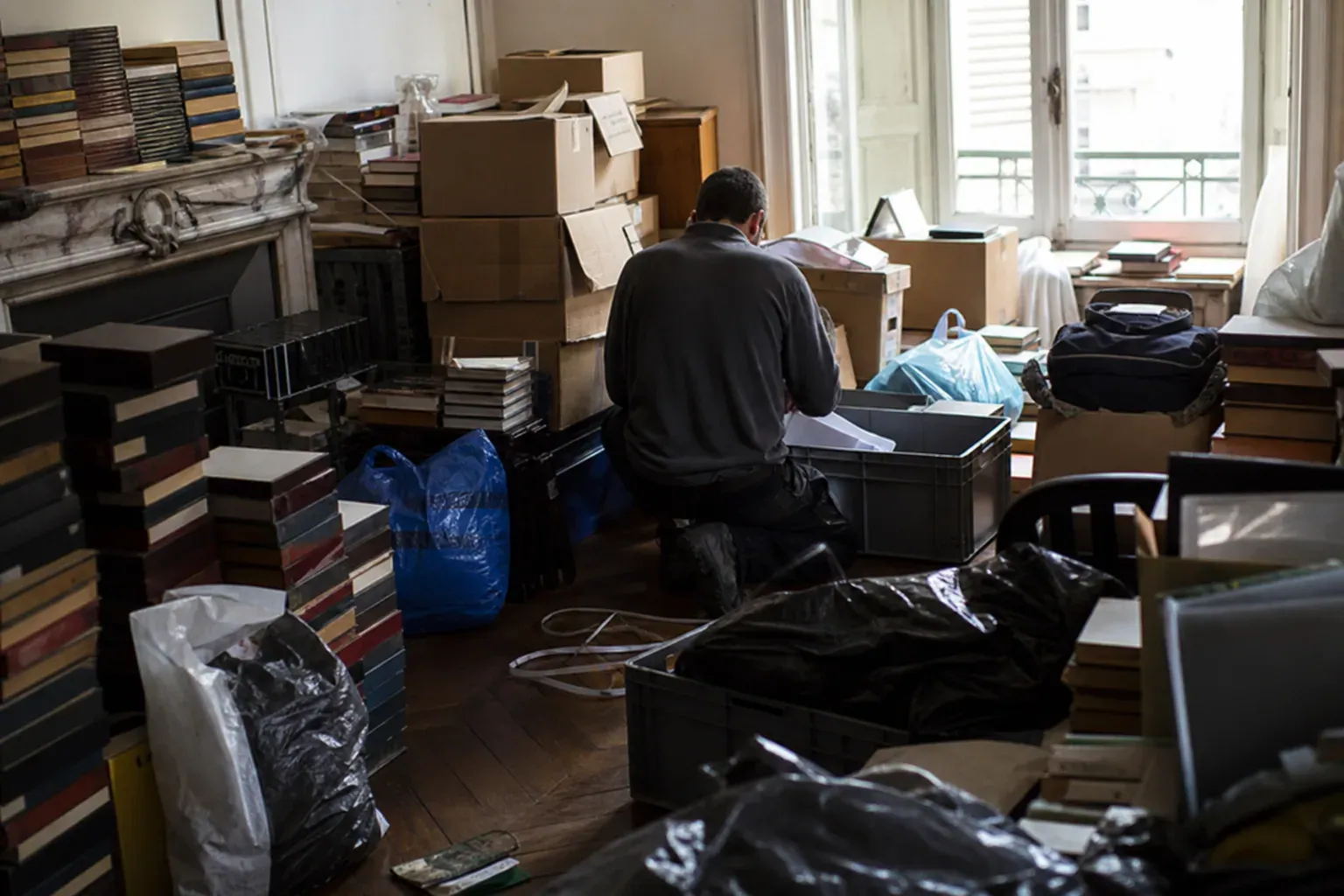 Tri de papiers et de sacs accumulés dans un appartement ancien des Yvelines, syndrome de Diogène